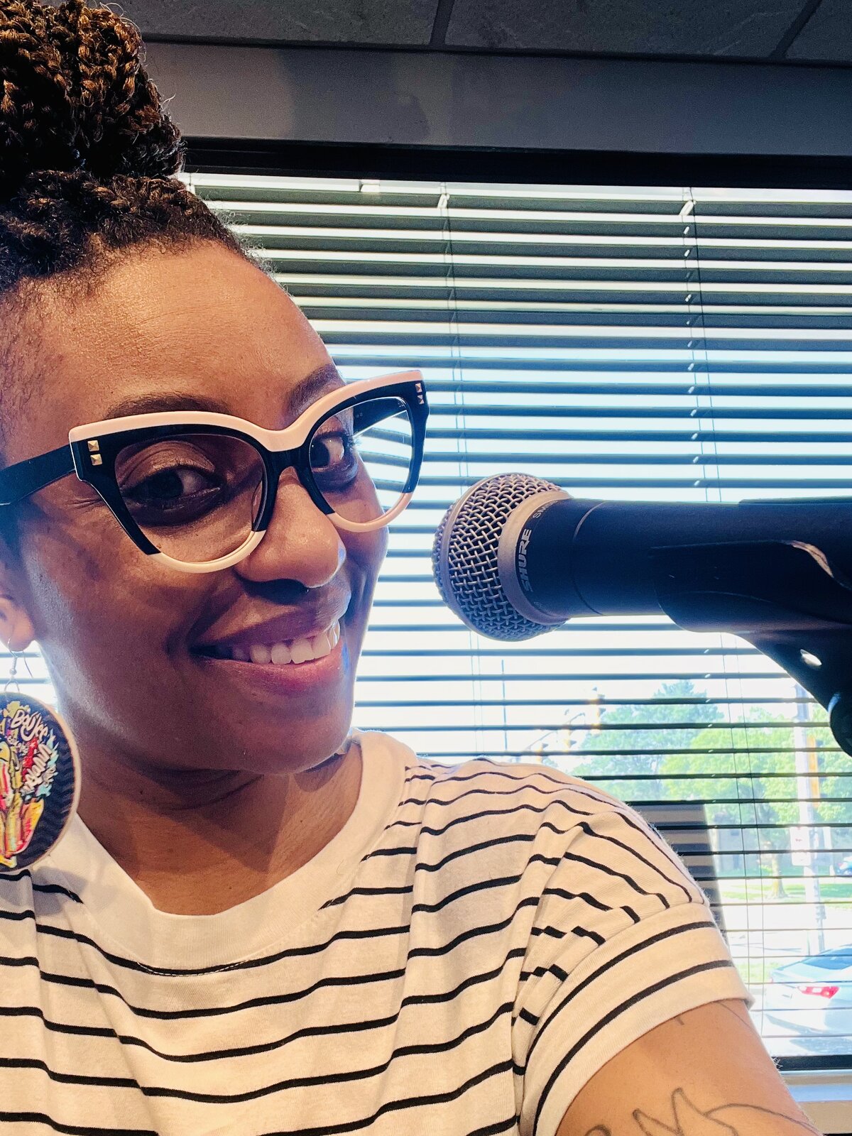 Shana Washington smiling at the mic